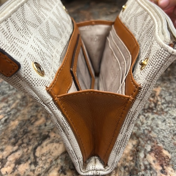 Michael Kors Korda cross body purse - Picture 8 of 8